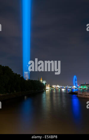 London, UK, 6. August 2014.  In Victoria Tower Gardens, neben dem Palace of Westminster japanische Künstler Ryojis "Spektren" ist eine Spalte mit Licht, dass die Projekte senkrecht in den Himmel für sieben Nächte, Sonnenaufgang bis Sonnenuntergang bis Montag 11. August.  Das Kunstwerk ist powered by neunundvierzig statische leistungsstarke Scheinwerfer, ist von weit her sichtbar und ist Teil der Initiative Lights Out Setup um den hundertsten Jahrestag des ersten Weltkriegs zu gedenken.  Im Bild: der Blick von Lambeth Bridge. Bildnachweis: Stephen Chung/Alamy Live-Nachrichten Stockfoto