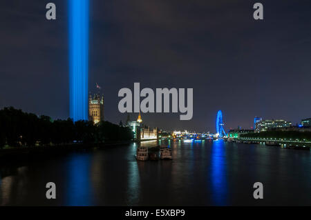London, UK, 6. August 2014.  In Victoria Tower Gardens, neben dem Palace of Westminster japanische Künstler Ryojis "Spektren" ist eine Spalte mit Licht, dass die Projekte senkrecht in den Himmel für sieben Nächte, Sonnenaufgang bis Sonnenuntergang bis Montag 11. August.  Das Kunstwerk ist powered by neunundvierzig statische leistungsstarke Scheinwerfer, ist von weit her sichtbar und ist Teil der Initiative Lights Out Setup um den hundertsten Jahrestag des ersten Weltkriegs zu gedenken.  Im Bild: der Blick von Lambeth Bridge. Bildnachweis: Stephen Chung/Alamy Live-Nachrichten Stockfoto
