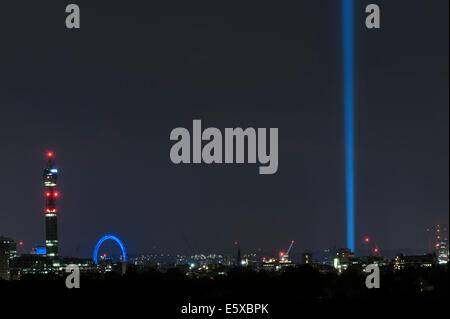 London, UK, 6. August 2014.  In Victoria Tower Gardens, neben dem Palace of Westminster japanische Künstler Ryojis "Spektren" ist eine Spalte mit Licht, dass die Projekte senkrecht in den Himmel für sieben Nächte, Sonnenaufgang bis Sonnenuntergang bis Montag 11. August.  Das Kunstwerk ist powered by neunundvierzig statische leistungsstarke Scheinwerfer, ist von weit her sichtbar und ist Teil der Initiative Lights Out Setup um den hundertsten Jahrestag des ersten Weltkriegs zu gedenken.  Im Bild: der Blick vom Primrose Hill. Bildnachweis: Stephen Chung/Alamy Live-Nachrichten Stockfoto