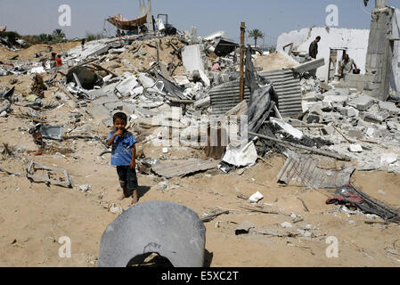 Khan Younis, Gazastreifen, Palästinensische Gebiete. 7. August 2014. Palästinenser-Suche in ihrem zerstörten Haus, das bei einem israelischen Luftangriff auf Abasan, östlich der südlichen Gazastreifen Stadt von Khan Yunis und nahe der Grenze zu Israel am 7. August 2014 getroffen wurde. Mehrere Menschen starben bei dem Angriff Credit: Abed Rahim Khatib/APA Bilder/ZUMA Draht/Alamy Live News Stockfoto