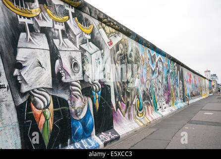 Streetart mit Bananen und Roboter-headed Männer und Frau, an der Berliner Mauer an der East Side Gallery Stockfoto