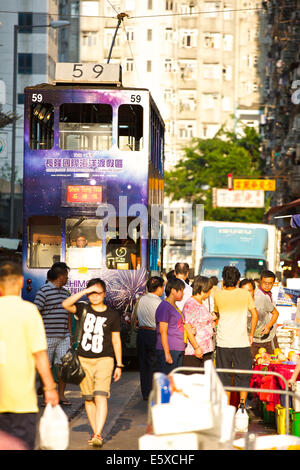 Vintage Hong Kong Tram auf den Markt. Chun Yeung Street, North Point, Hong Kong. Stockfoto