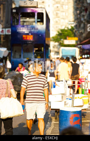 Käufer an der Straße Markt auf Chun Yeung Street, Hong Kong. Stockfoto