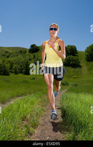 Annie Aschim Trail-running auf dem Shoreline Trail im Mai in den Ausläufern der Salt Lake City, Utah. Stockfoto