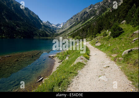 Wanderweg am See, Lac de Gabe, im Tal des gab de Gaube, Cauterets, Frankreich. Stockfoto