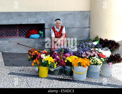 Eine Blumenverkäuferin in traditioneller Tracht Funchal Madeira Portugal Stockfoto