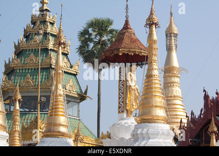 Detail der Gebäude in der Shwedagon Padoga Bezirk in Yangon, Myanmar (Burma). Stockfoto