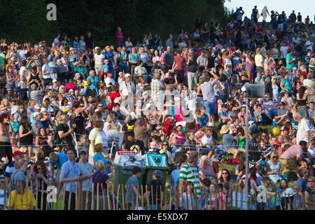 Bristol, UK. 7. August 2014. Menschenmassen genießen Sie die Sonne bei der Abend-Vorstellung am Bristol International Balloon Fiesta Credit: Keith Larby/Alamy Live News Stockfoto