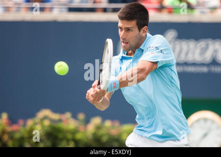 Toronto, Kanada. 7. August 2014. Novak Djokovic gibt den Ball zurück, während sein Match gegen Jo-Wilfried Tsonga am 2014 Rogers Cup in Toronto am 7. August 2014 gespielt wird. Djokovic verlor das Spiel in zwei Sätzen 6-2, 6-2. Bildnachweis: Mark Spowart/Alamy Live-Nachrichten Stockfoto