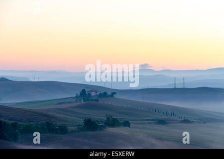 Crete Senesi Landschaft in der Toskana auf einem nebligen Sommer dawn Stockfoto