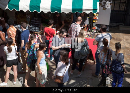 London, England 3. August 2014 "Schlemmen" Food Festival zeigt die besten Londoner Restaurants und Suppen Stockfoto