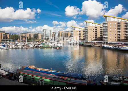 Limehouse Bassin in East London an einem sonnigen Tag - sichtbar aus dem linken Berglen Gericht Pinnacle I, Zenith, Marina Höhen Stockfoto