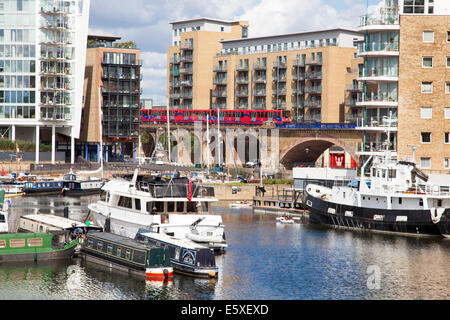 Limehouse Bassin in East London an einem sonnigen Tag - DLR-Zug im Hintergrund, Pinnacle ich auf der linken Seite und Zenith buliding Stockfoto