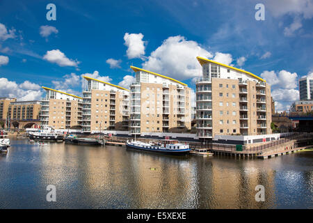 Die vier Wohnblocks von Marina Heights vor dem Limehouse Basin, Limehouse, Tower Hamlets, London, Großbritannien Stockfoto