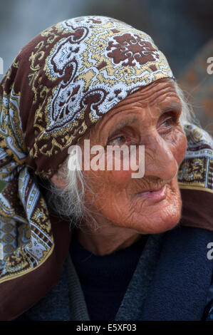 Alte Frau mit einem traurigen Ausdruck, Noratus Friedhof, Armenien Stockfoto