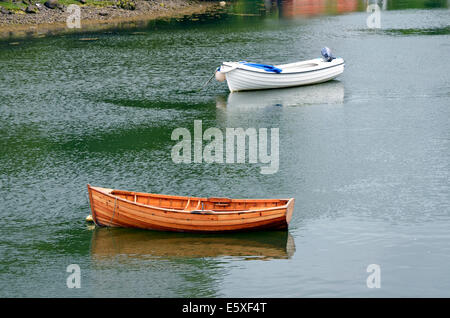 Eine kleine Klinker gebaut aus Holz Ruderboot und modernen Fiberglas Typ vertäut im Fluss am Westeport Quay, Mayo, Irland. Stockfoto
