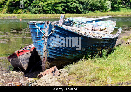 Alte verlassene Boote auf dem Vorland an der Spitze des Westport Quay, einem Hafen im County Mayo, Irland Stockfoto