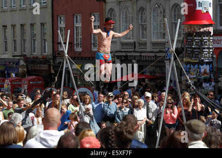 Royal Mile, Edinburgh, Schottland, Großbritannien, Donnerstag, August 2014. Street Performer Kwabana Lindsay an einem Slack Seil unterhalten eine Menge Leute während des Edinburgh Festival Fringe Stockfoto