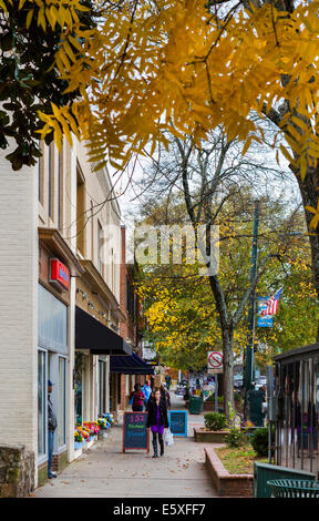 Geschäfte und Restaurants auf der East Franklin Street in der Innenstadt von Chapel Hill, North Carolina, USA Stockfoto