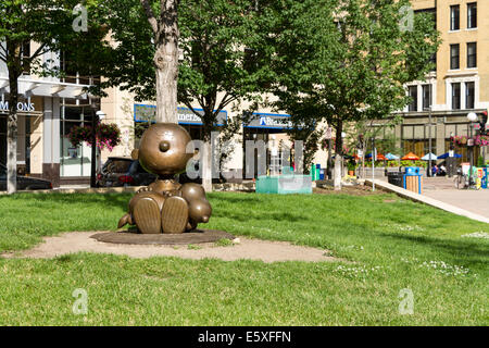 Statue des Charles M Schulzs Peanuts Figuren Charlie Brown und Snoopy, Reis-Park, St. Paul, Minnesota, USA. Stockfoto