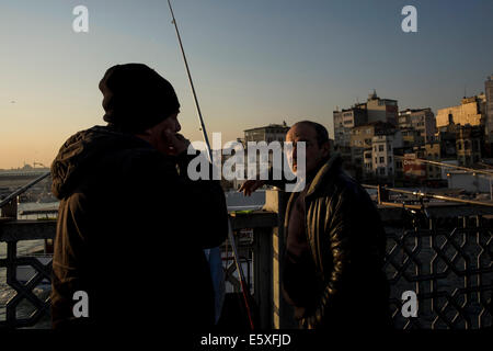 Fischer auf der Galata-Brücke in Istanbul, Türkei. März 2014. Stockfoto