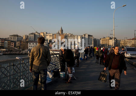 Die Menschen gehen auf die Galata-Brücke in Istanbul, Türkei im März 2014. Stockfoto