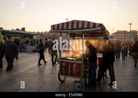 Kastanie Verkäufer bei Eminönü in Istanbul, Türkei am März 2014. Stockfoto