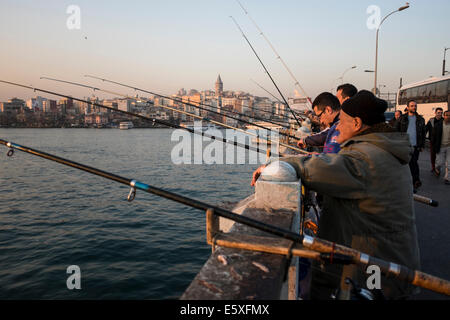 Fischer auf der Galata-Brücke in Istanbul, Türkei. März 2014. Stockfoto