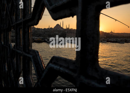 Die Yavuz Sultan Selim Moschee von Galata-Brücke während des Sonnenuntergangs in Istanbul, Türkei am März 2014 gesehen. Stockfoto