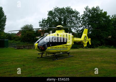 Thetford, Norfolk. Szene aus einem Autounfall am Kreisverkehr auf Hurth Weg (A1066) in Thetford, an denen ein Auto mit dem East Anglian Krankenwagen anwesend. Welcher Prinz William, Herzog von Cambridge hat angekündigt, dass er fliegen werde, wenn er anfängt zu arbeiten für die East Anglian Air Ambulance. 6. August 2014 Stockfoto