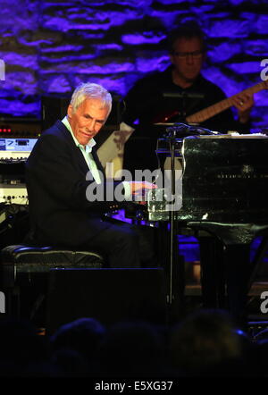 Brecon UK. Donnerstag, 7. August 2014 im Bild: Burt Bucharach auf der Bühne Re: amerikanischer Sänger und Komponisten Burt Bacharach öffnet das 30. Brecon Jazz Festival mit seiner Leistung in der Markthalle in Powys, Wales, Vereinigtes Königreich. Bildnachweis: D Legakis/Alamy Live-Nachrichten Stockfoto