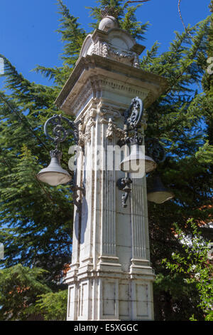 Straßenlaternen auf alten dekorierten Steinsäule Stockfoto