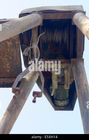 Motor und Kabel rostigen alten LKW-Kran Stockfoto