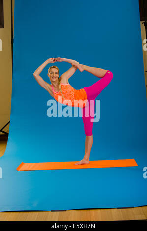 Cindi Terry Praktiken ihre Yoga-Bewegungen in einem Studio in Heber, Utah Stockfoto