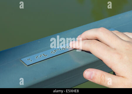 Junge Hand lesen Braille-Schrift Stockfoto