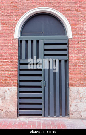 Moderne Tür grau Eisenblech Stockfoto