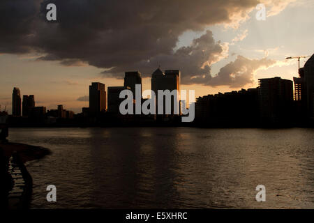 London, UK. 7. August. Dramatischer Himmel während eines Sonnenuntergangs über Canary Wharf Finanzzentrums von London Credit erstellt: Amer Ghazzal/Alamy Live-Nachrichten Stockfoto