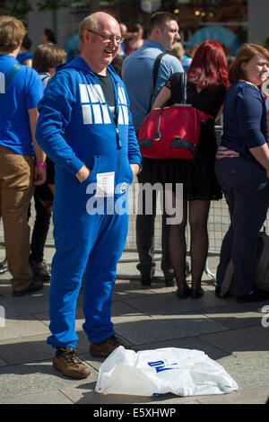 CARDIFF, VEREINIGTES KÖNIGREICH. 7. August 2014. Die neue Serie von Doctor Who hat seine Weltpremiere auf St Davids Hall. Viele Fans gewartet, um einen Blick auf die Stars auf dem roten Teppich erhaschen. Bildnachweis: Polly Thomas/Alamy Live-Nachrichten Stockfoto