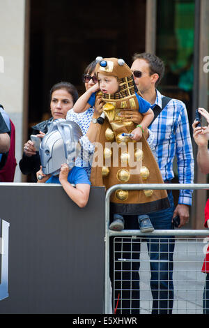 CARDIFF, VEREINIGTES KÖNIGREICH. 7. August 2014. Die neue Serie von Doctor Who hat seine Weltpremiere auf St Davids Hall. Viele Fans gewartet, um einen Blick auf die Stars auf dem roten Teppich erhaschen. Bildnachweis: Polly Thomas/Alamy Live-Nachrichten Stockfoto