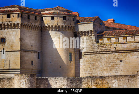 Prominente große Burg der Stadt Cuellar, Spanien Stockfoto