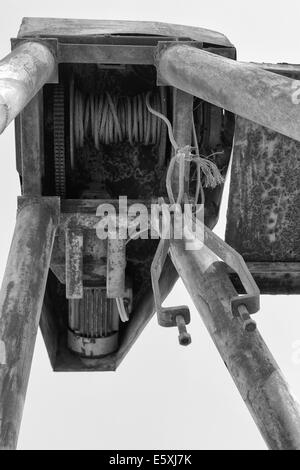 Motor und Kabel rostigen alten LKW-Kran Stockfoto