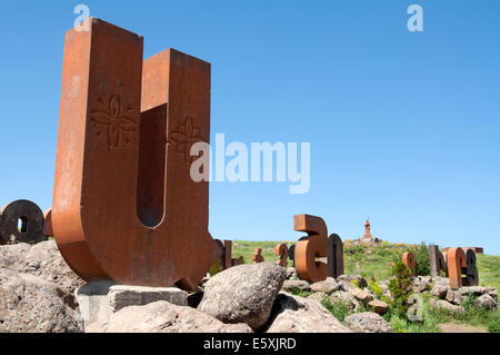 Armenische Alphabet Denkmal mit riesigen geschnitzten Buchstaben, Artashavan Dorf, Armenien Stockfoto