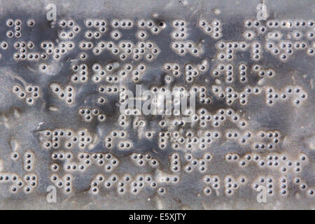 Braille-Buchstaben auf einer alten Metallplatte Stockfoto