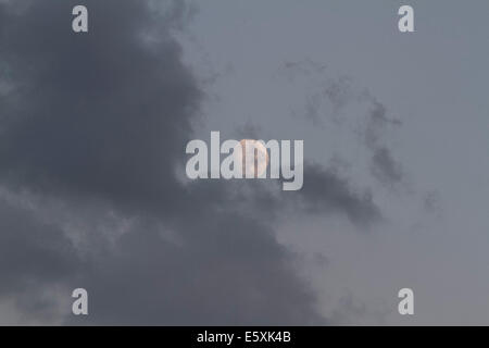 London, UK. 7. August. Großer Mond erscheint hinter Wolken in London Credit: Amer Ghazzal/Alamy Live-Nachrichten Stockfoto