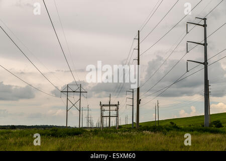 Hohe Spannung-Stromleitungen an einem bewölkten Tag Stockfoto