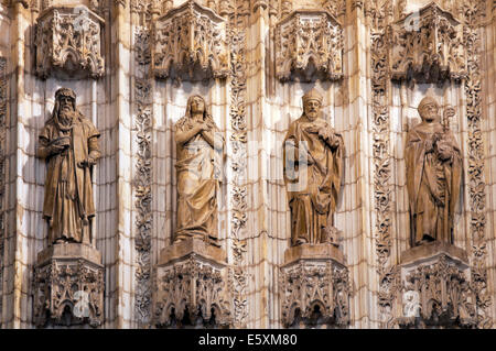 Kathedrale, Tür Mariä Himmelfahrt-Heiligen in den Archivolten, Sevilla, Region von Andalusien, Spanien, Europa Stockfoto