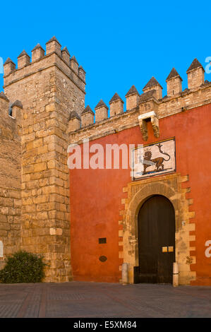 Königlichen Alcazar, Lion's gate, Sevilla, Region Andalusien; Spanien, Europa Stockfoto