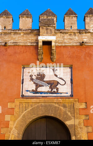 Königlichen Alcazar, Lion's gate, Sevilla, Region Andalusien; Spanien, Europa Stockfoto