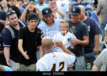 Trenton, New Jersey, USA. 7. Februar 2009. Ein junger Fan grüßt ehemalige Legende in New York Yankees MARIANO RIVERA (42) mit einem riesigen Lächeln auf einem Eastern League-Spiel in Arm & Hammer Park in Trenton, New Jersey. RIVERA war anwesend, um einen Scheck zu seiner Kirche Efugio de akzeptieren Esperanza (Refuge of Hope) Credit: Ken Inness/ZUMA Draht/Alamy Live News Stockfoto
