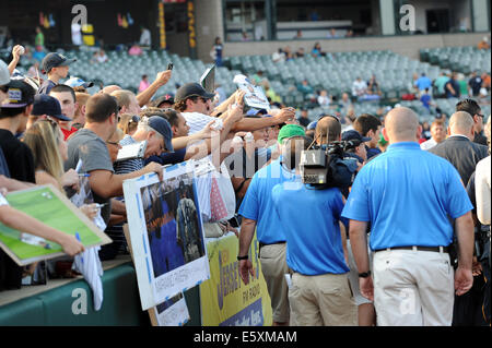 Trenton, New Jersey, USA. 7. Februar 2009. Fans, Sicherheit und Medien umgeben von ehemaligen Legende in New York Yankees MARIANO RIVERA (42) bei einem Eastern League-Spiel in Arm & Hammer Park in Trenton, New Jersey. RIVERA war anwesend, um einen Scheck zu seiner Kirche Efugio de akzeptieren Esperanza (Refuge of Hope) Credit: Ken Inness/ZUMA Draht/Alamy Live News Stockfoto